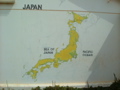 さすが無償資金協力で建てられた学校　日本の地図も壁に書いてある